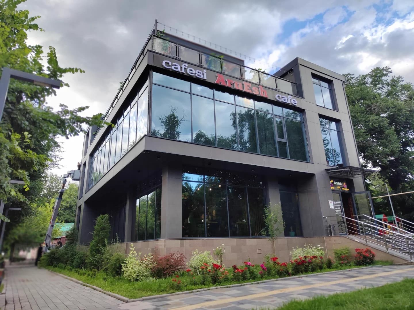 Bereke Group салған жазғы террасасы бар коммерциялық нысан