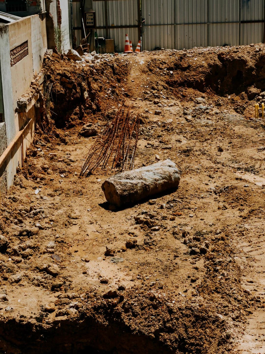 Котлован и земляные работы на строительной площадке