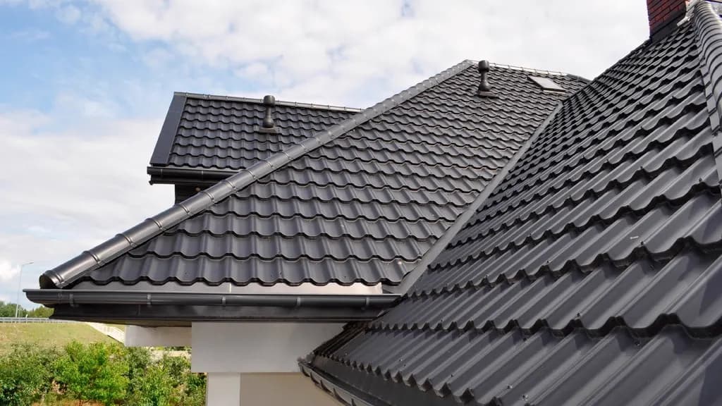 Монтаж кровли, гидроизоляции и утепления дома