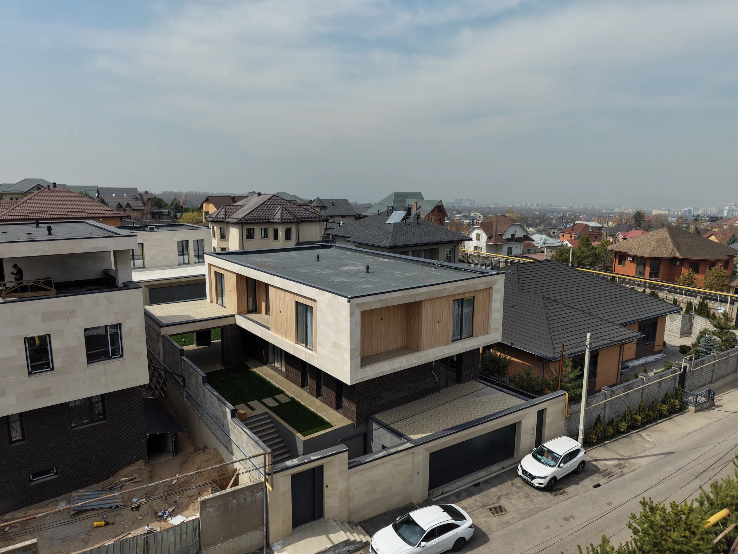 Угловой ракурс реализованного modern box дома Bereke Group