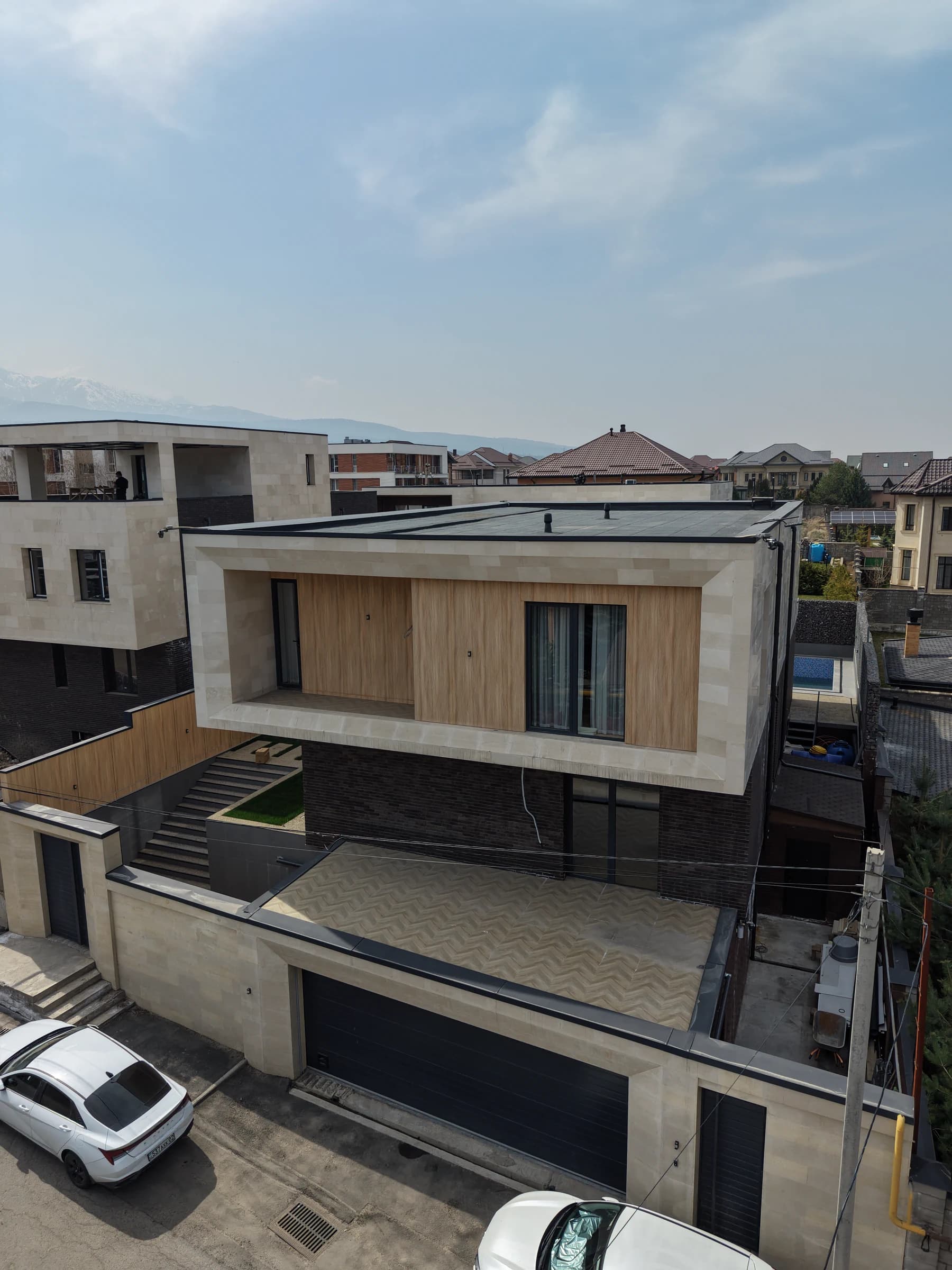 Боковой фасад реализованного modern box дома Bereke Group