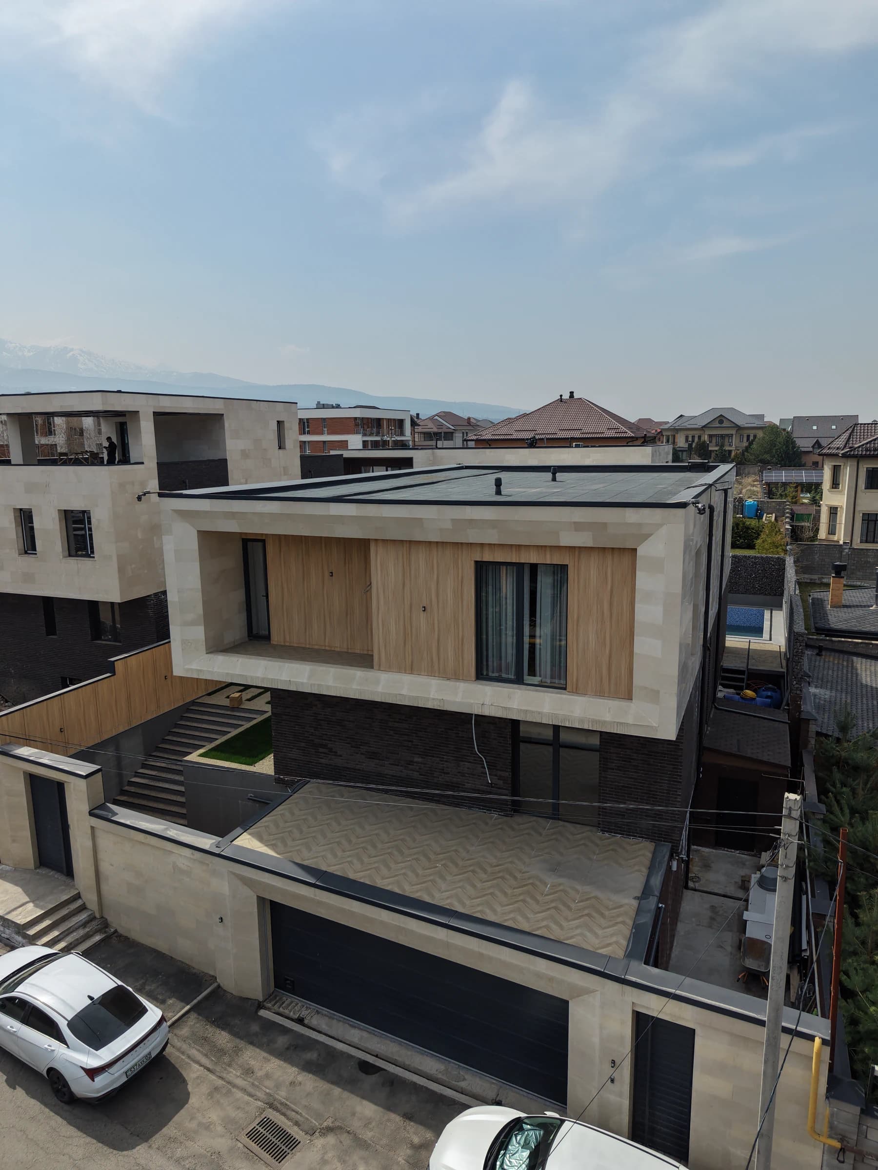 Реализованный modern box дом Bereke Group с обзором дворового фасада