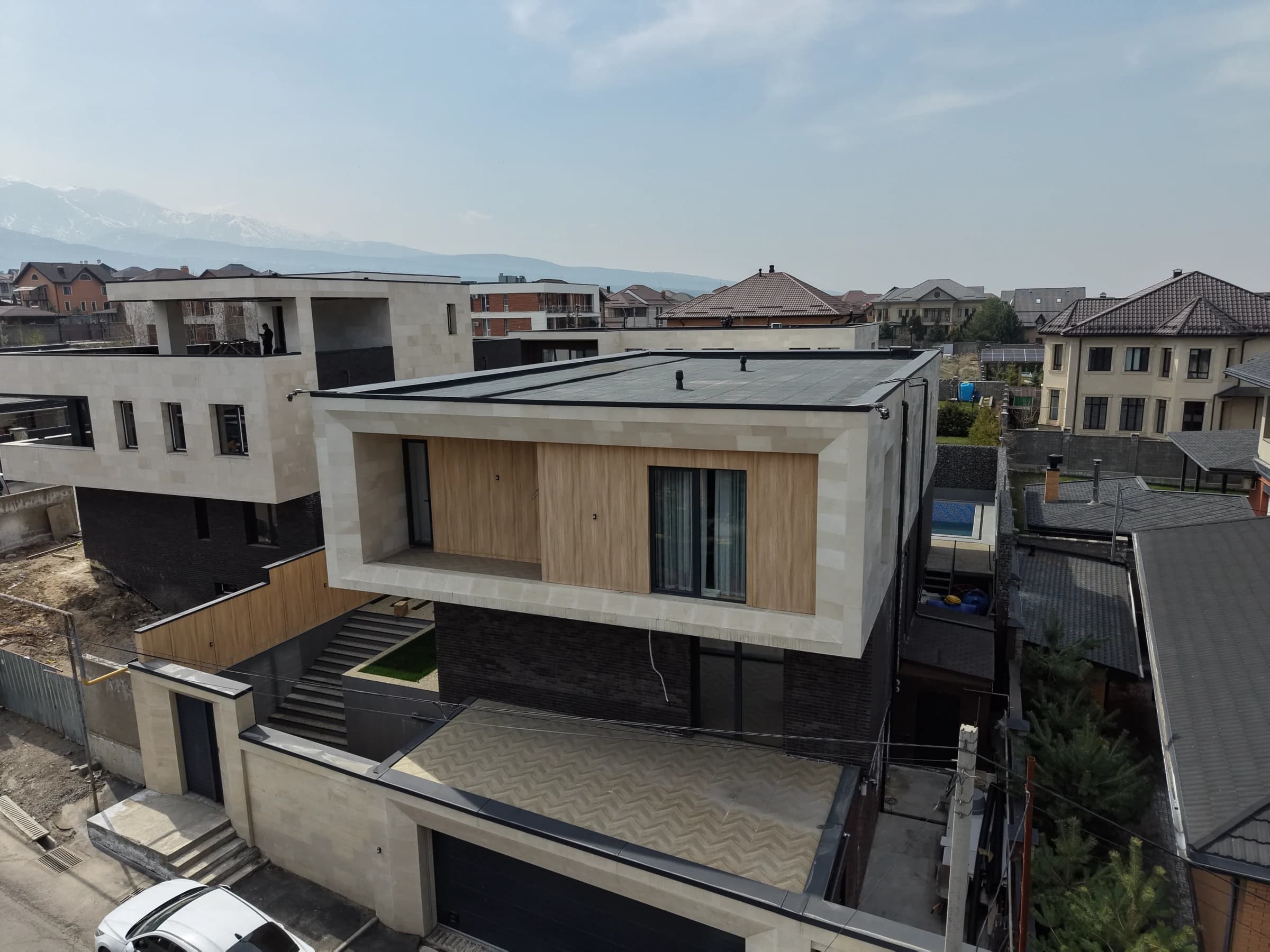 Реализованный modern box дом Bereke Group с акцентом на фасадную композицию