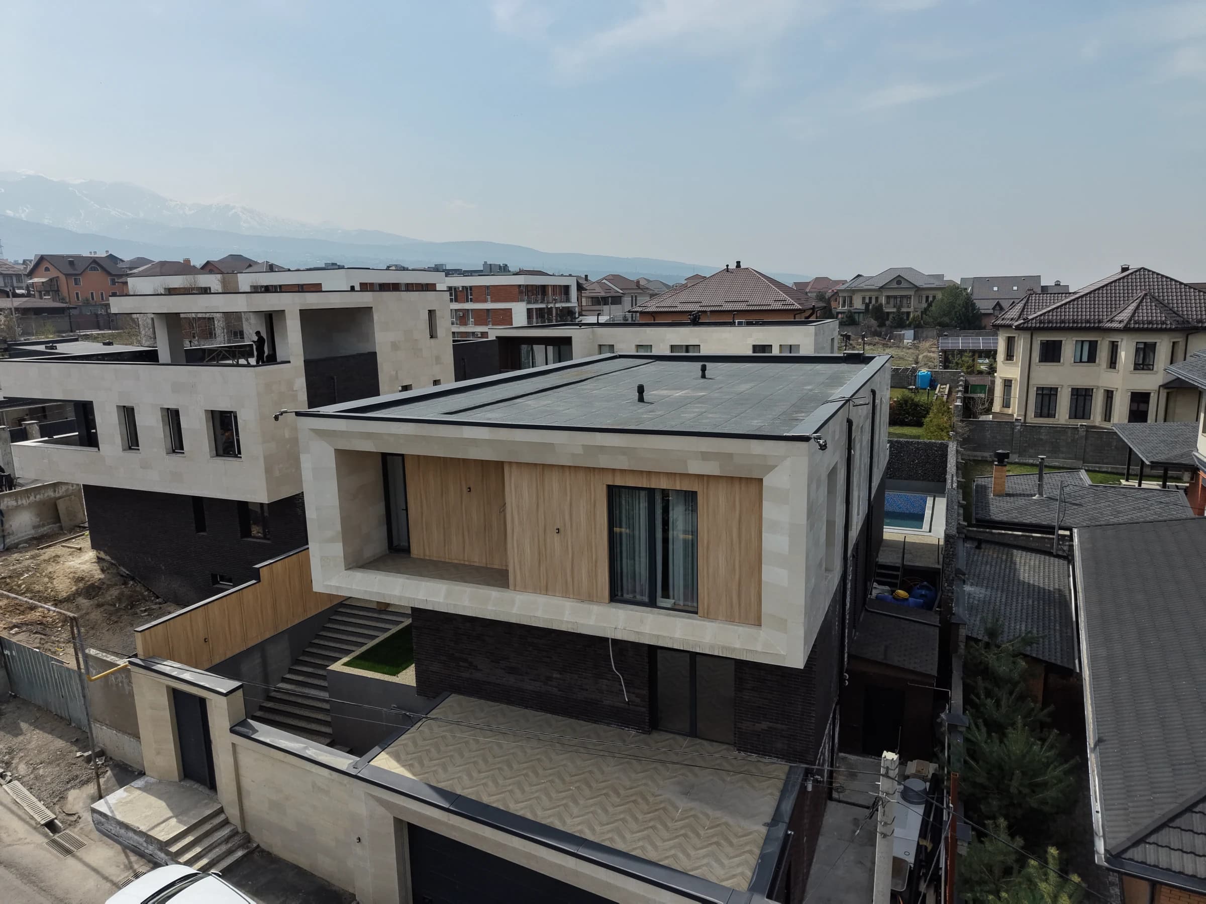 Завершенный modern box дом Bereke Group после сдачи