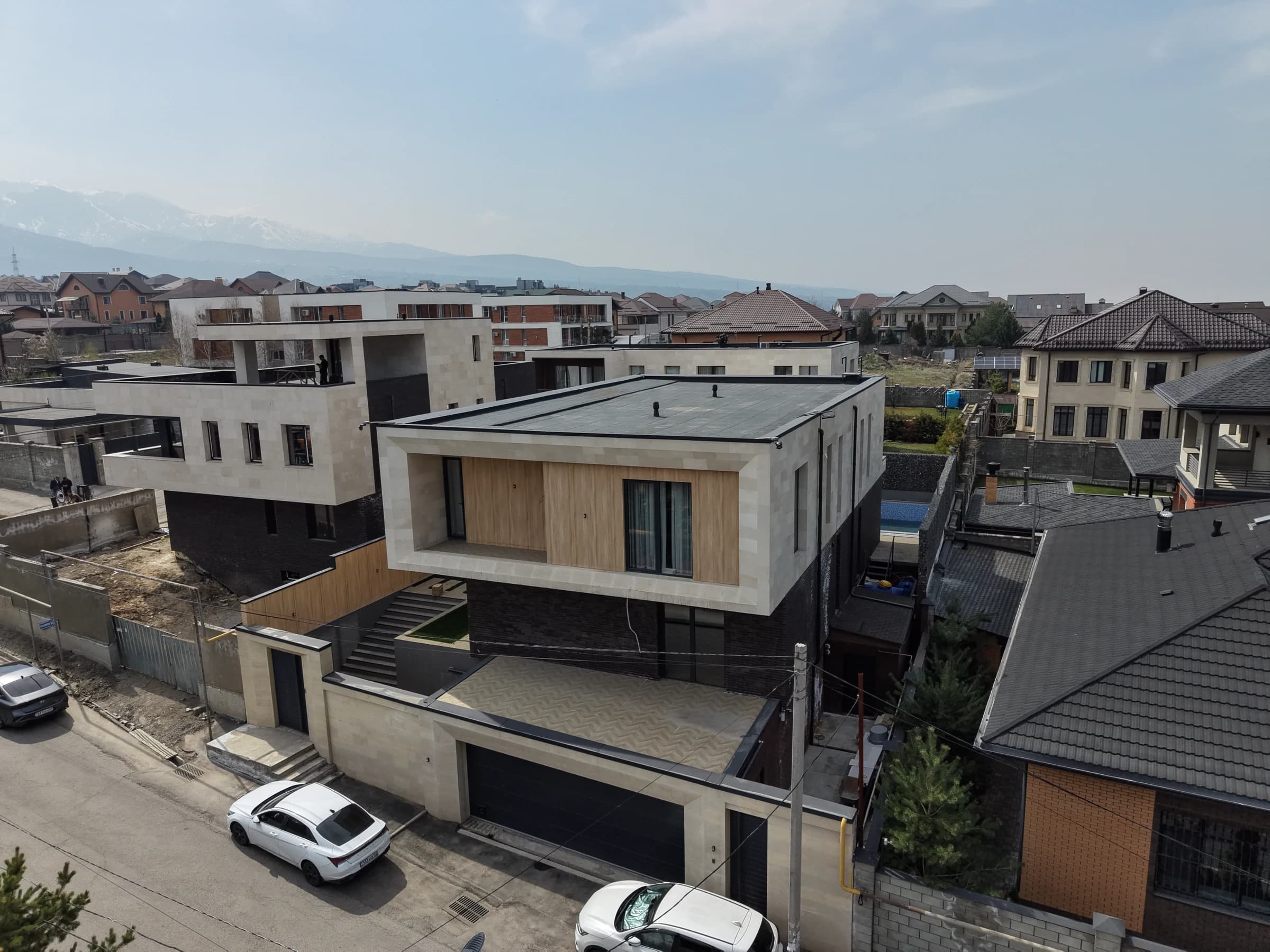 Общий внешний ракурс реализованного modern box дома Bereke Group