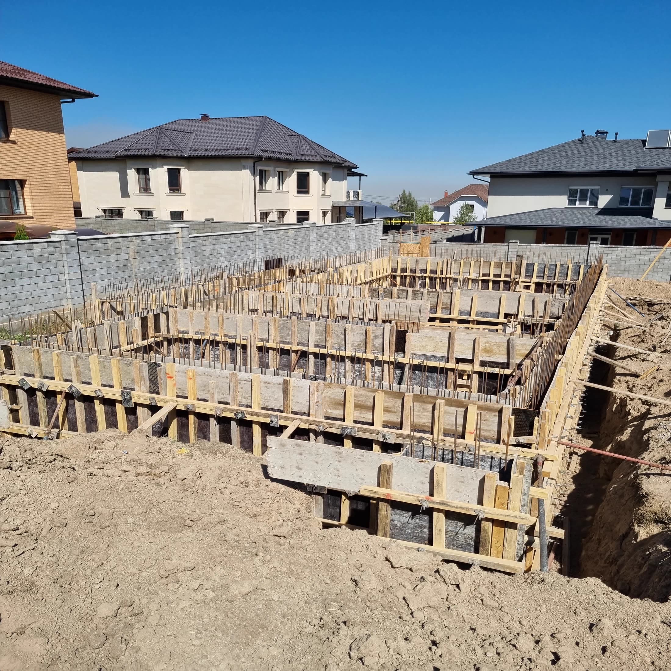 Монолитные работы на площадке строительства современного дома Melbourne в Алматы