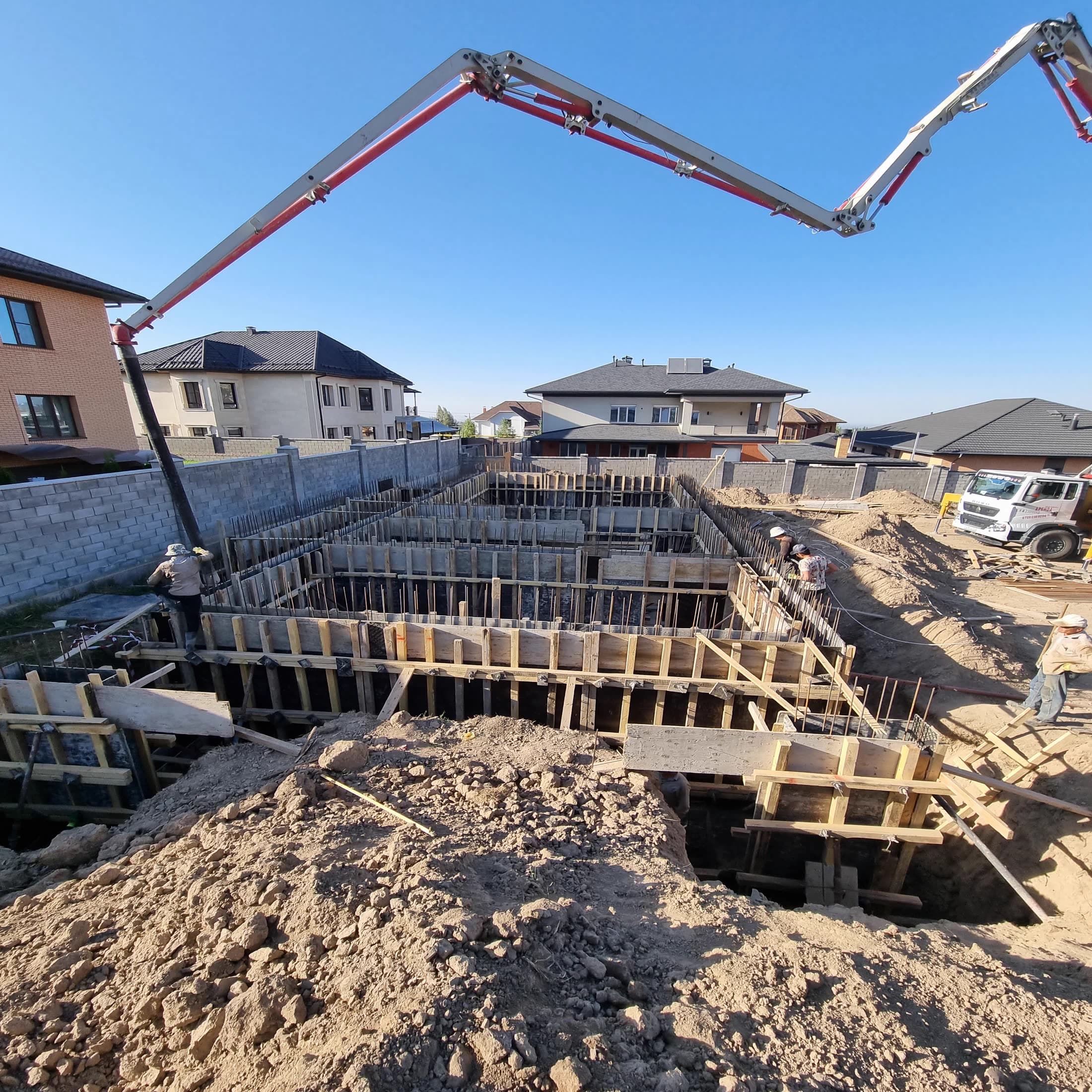 Армирование железобетонной конструкции дома Melbourne на этапе монолитных работ в Алматы