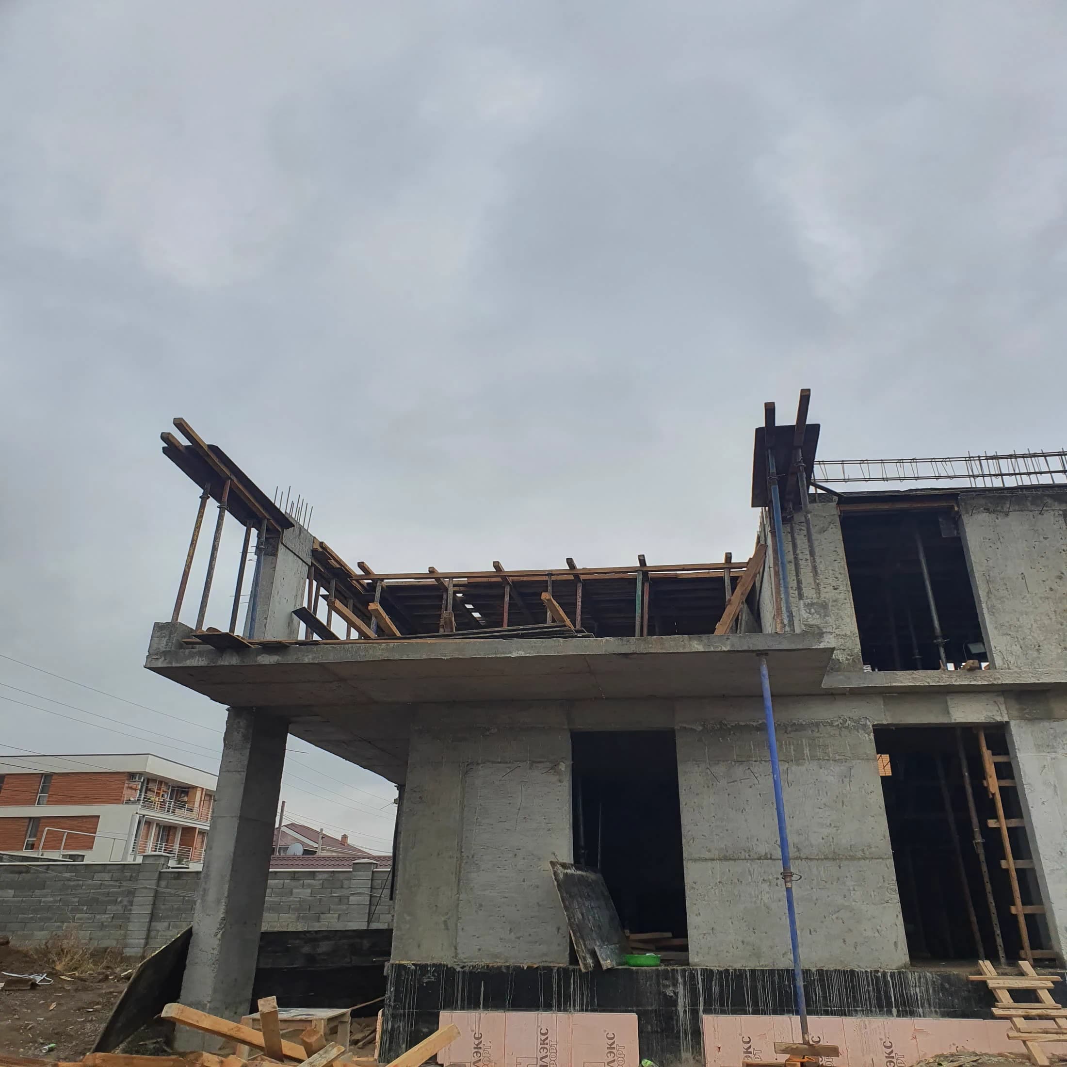 Коробка дома Melbourne на промежуточной стадии строительных работ в Алматы