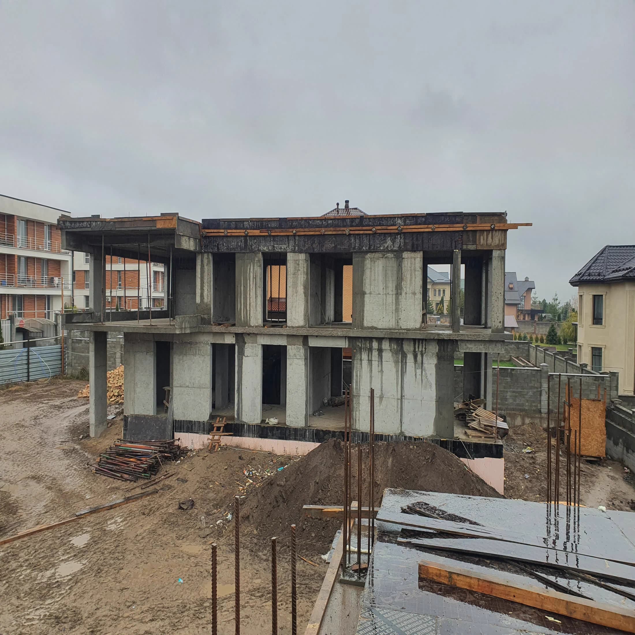 Строительный этап дома Melbourne с готовностью несущей конструкции и наружного контура в Алматы