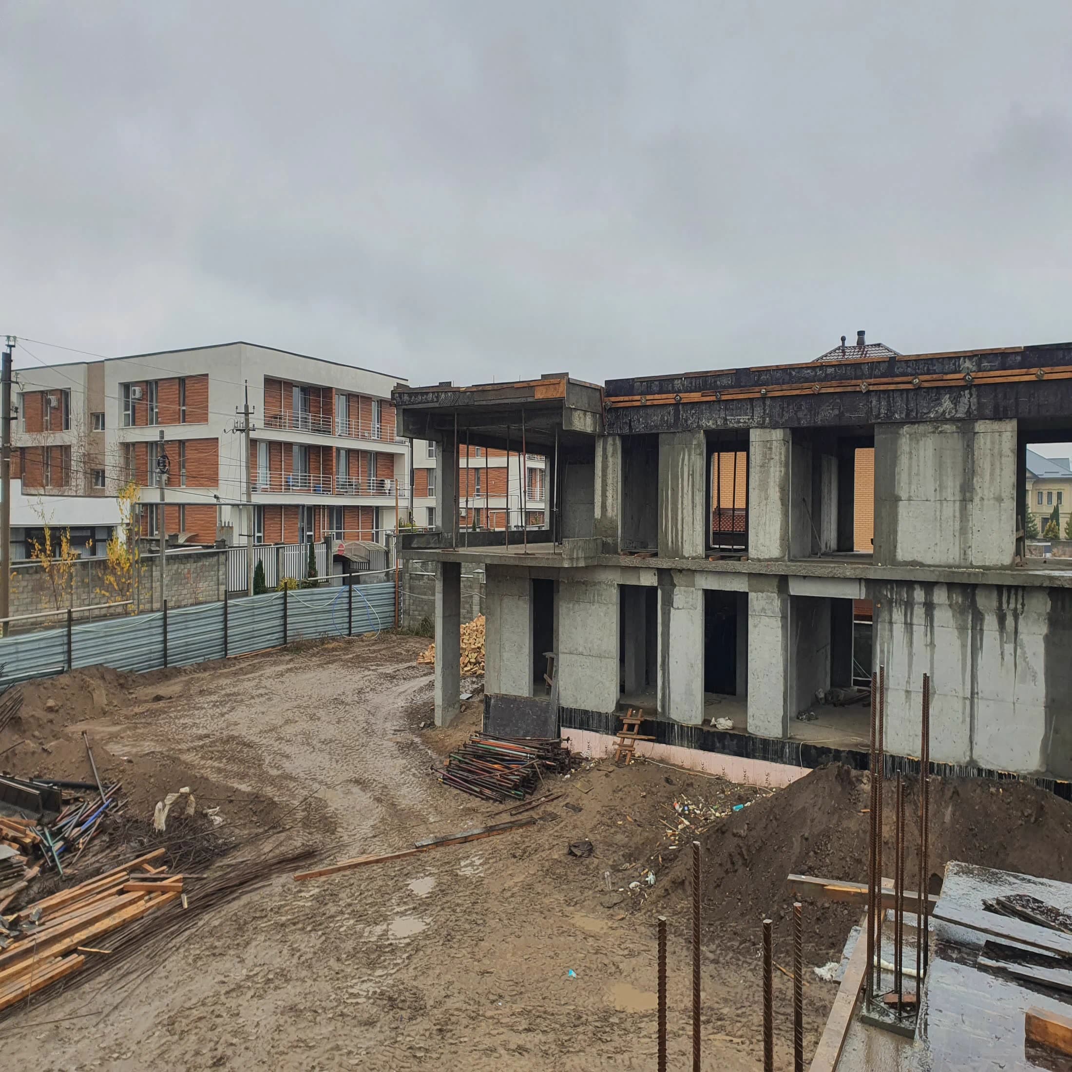 Современный дом Melbourne в процессе строительства с обзором архитектурного объема в Алматы