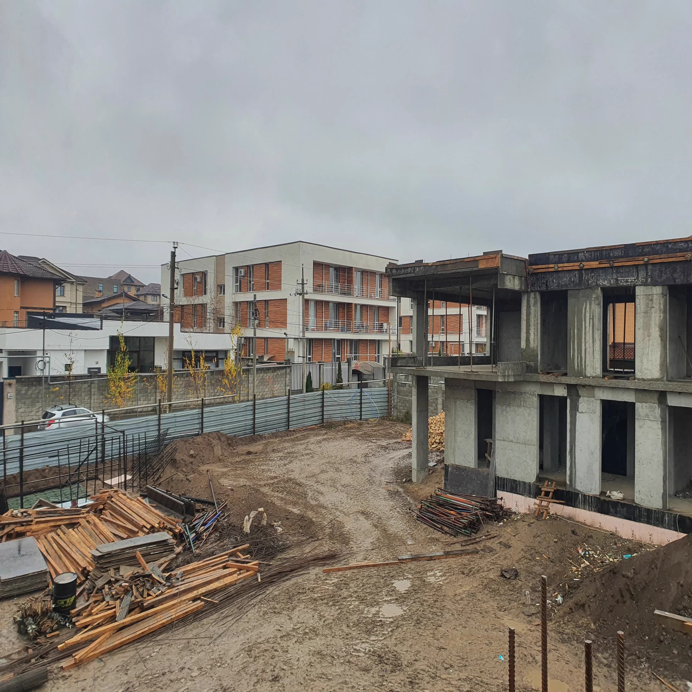 Процесс строительства дома Melbourne с готовой коробкой и плоской кровлей в Алматы