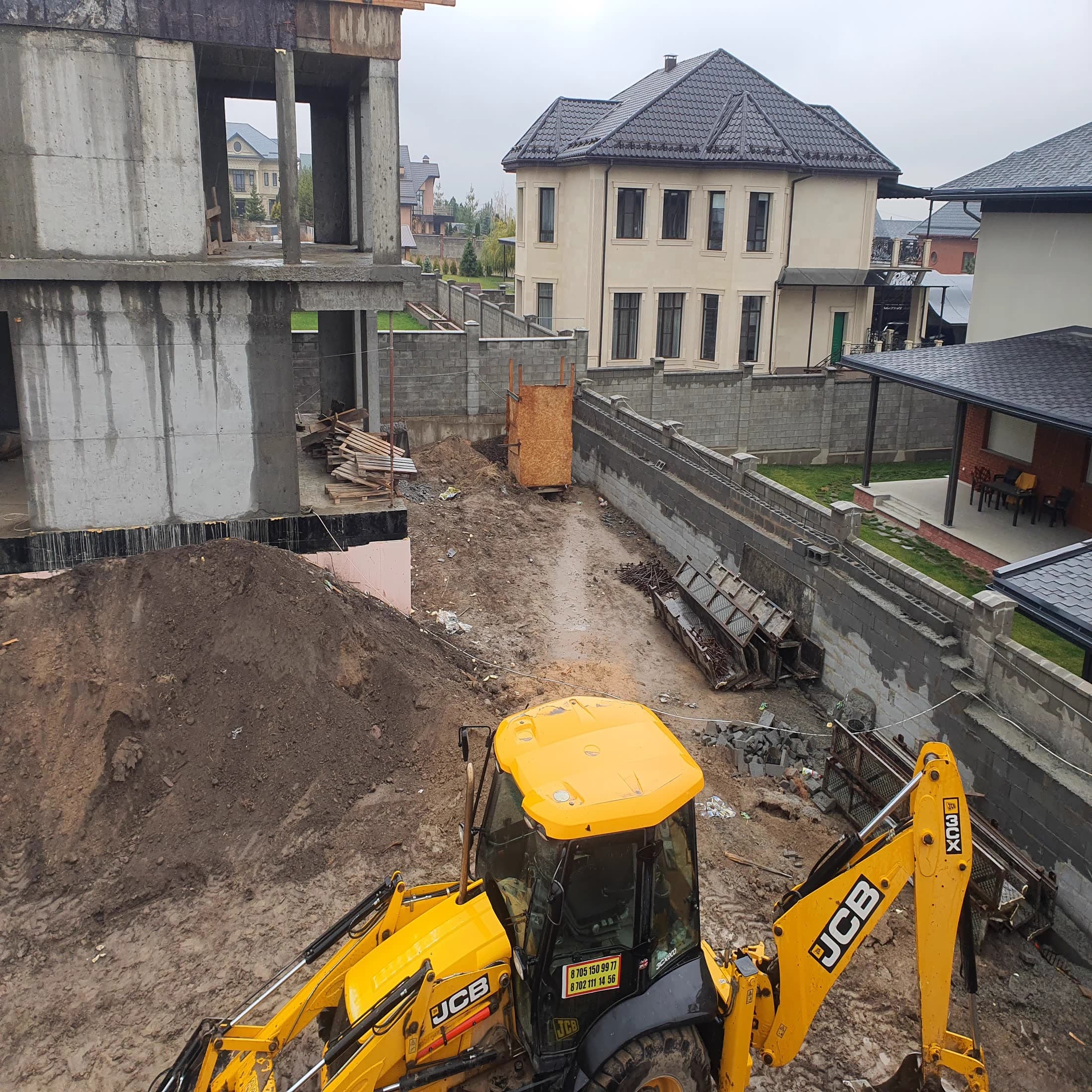 Строительство монолитного дома Melbourne на этапе формирования фасадной геометрии в Алматы