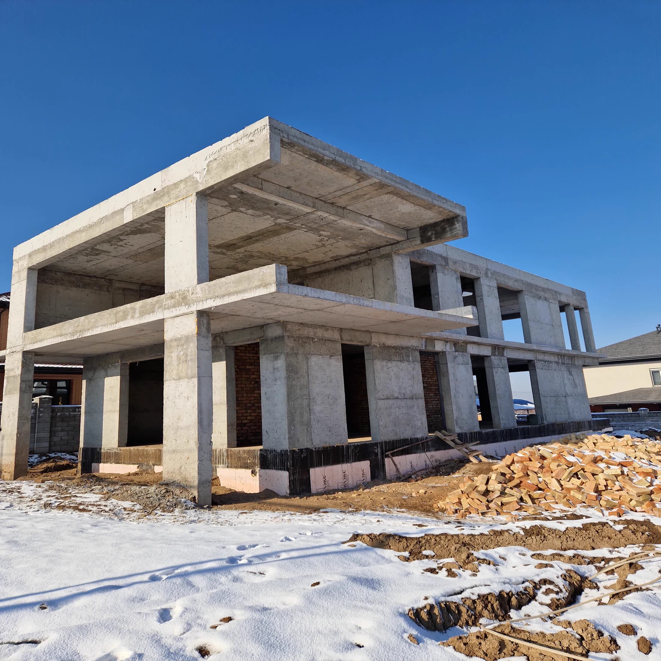 Дом Melbourne зимой на стадии завершающих наружных работ в Алматы