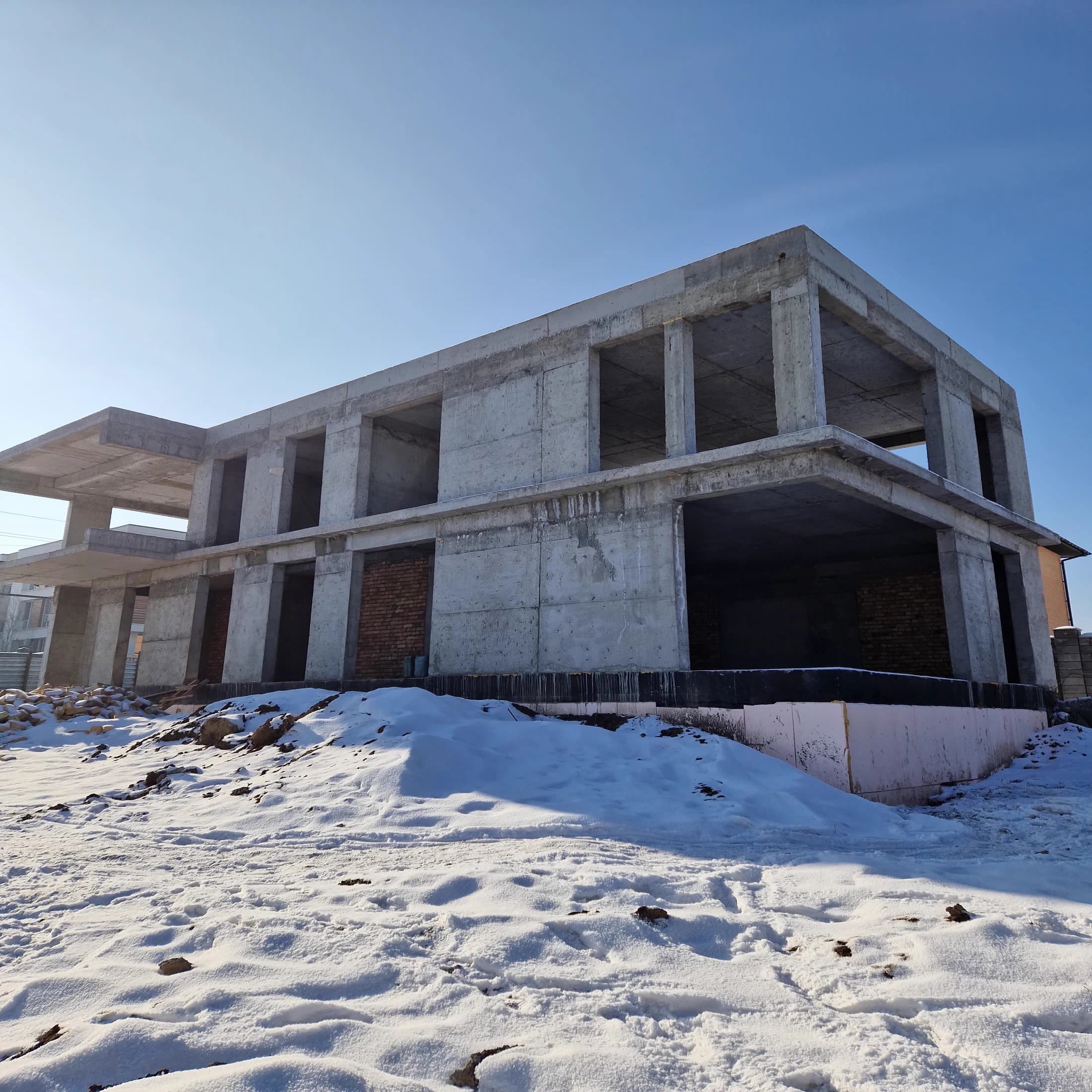 Строительство дома Melbourne в зимний период с готовой коробкой и фасадом в Алматы