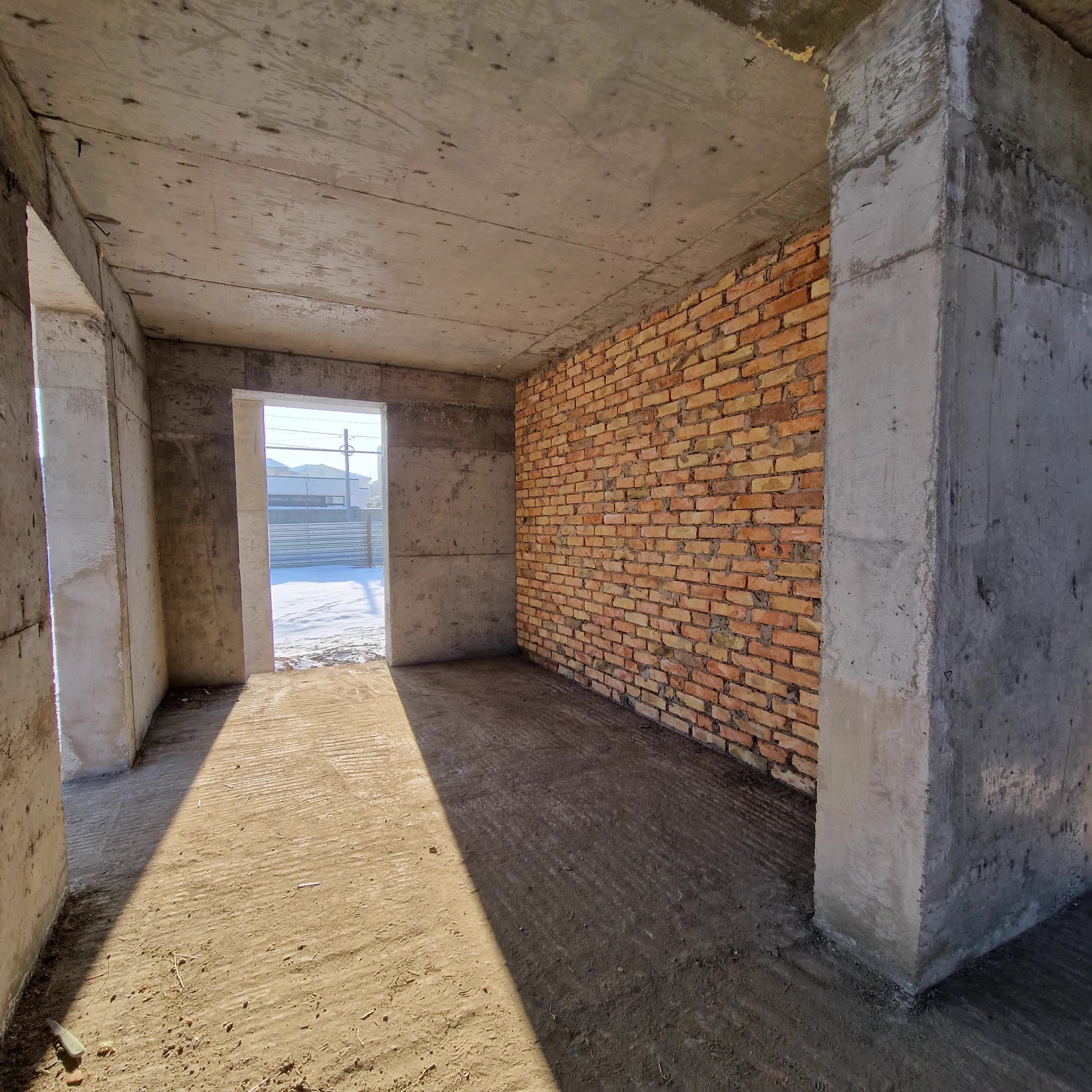 Строительный процесс дома Melbourne с обзором дворового фасада и плоской кровли в Алматы