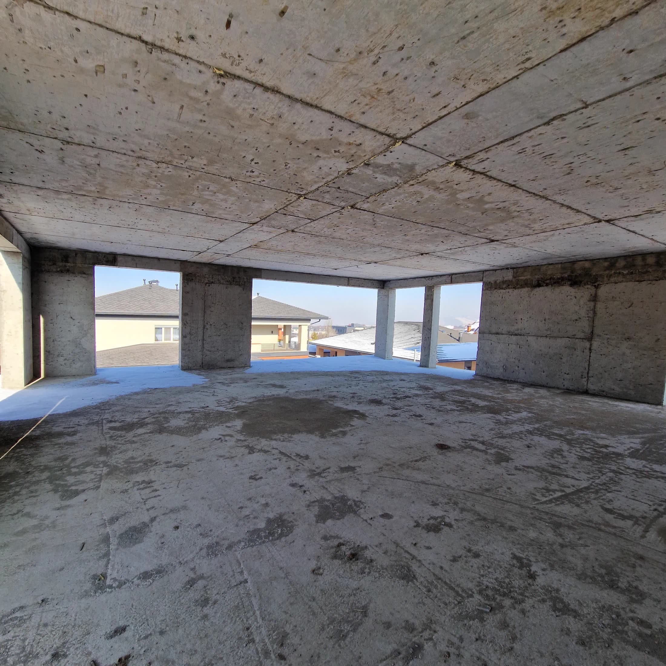 Строительная стадия дома Melbourne с обзором архитектурного объема и участка в Алматы