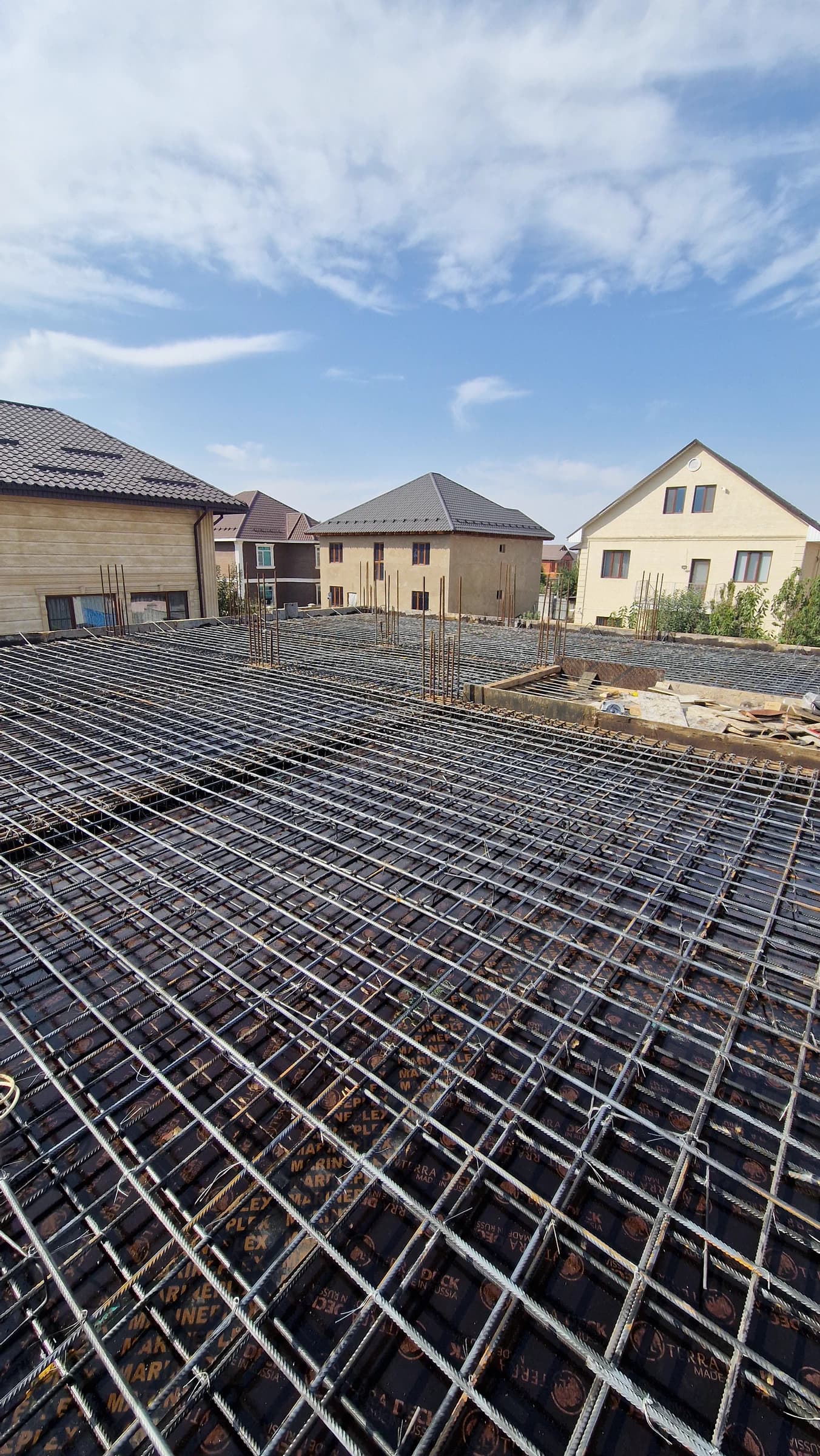 Промежуточный этап строительства неоклассического дома Bereke Group в Алматы