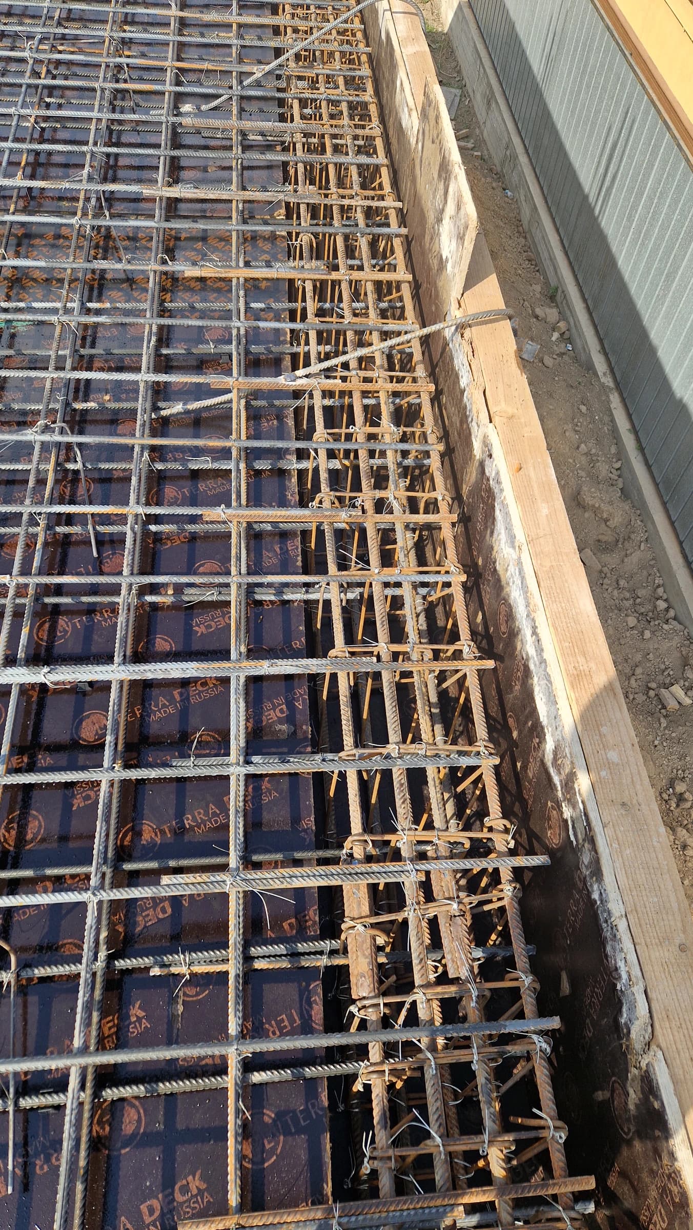 Фасад и строительный процесс неоклассического дома Bereke Group в Алматы