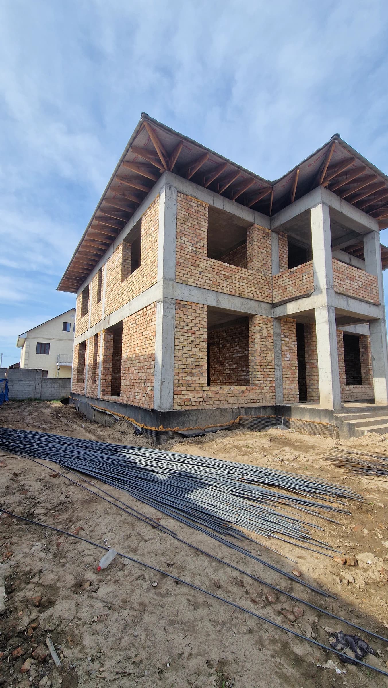 Этап строительных работ на неоклассическом доме Bereke Group весной в Алматы