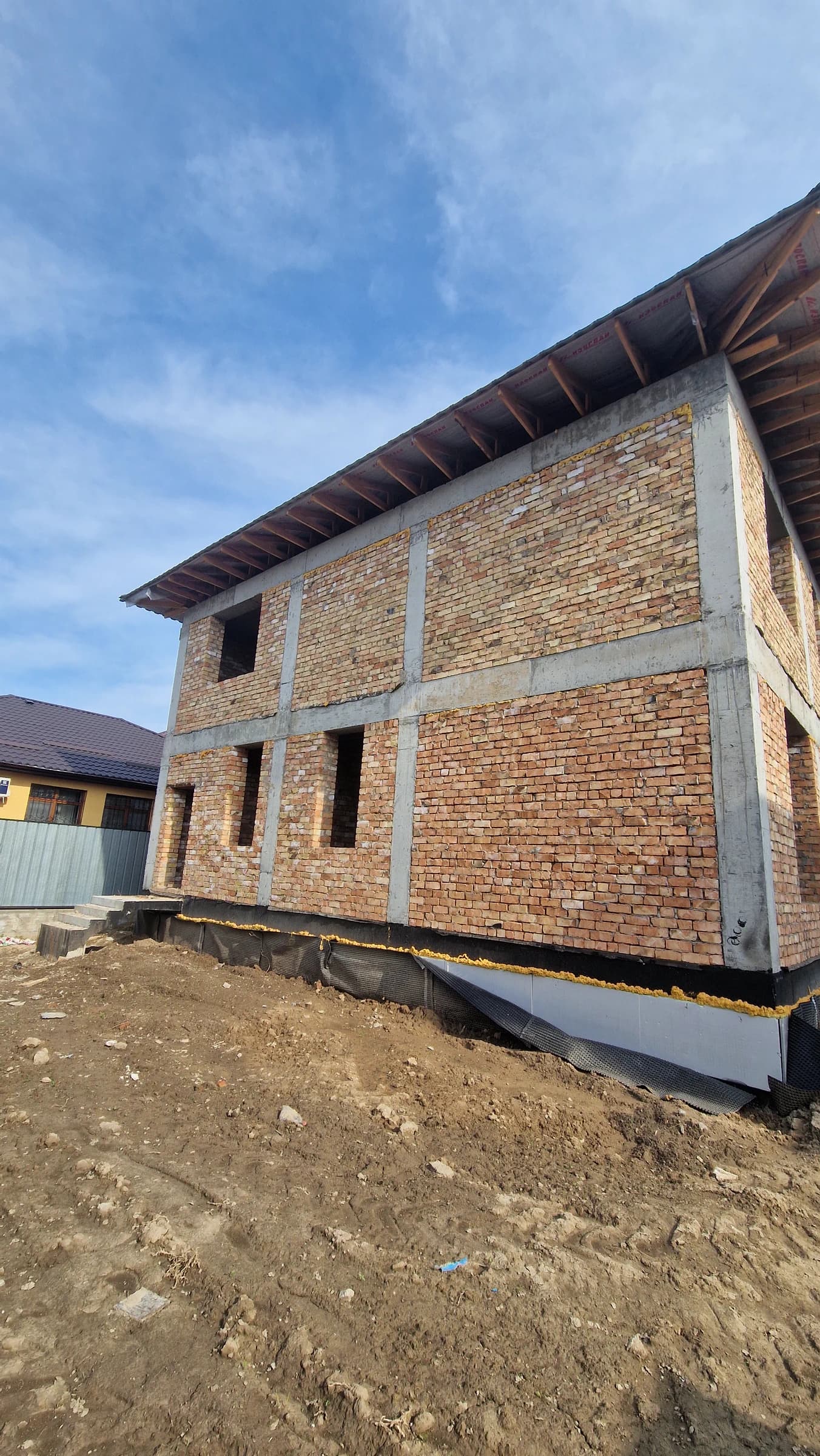 Строительная площадка неоклассического дома Bereke Group на одном из промежуточных этапов