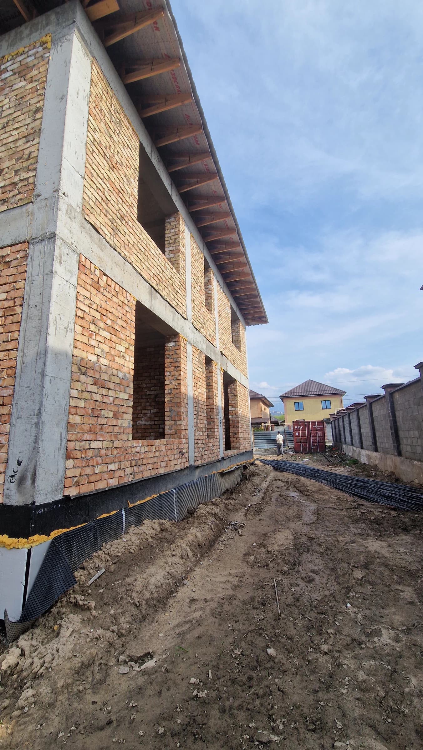 Промежуточный ракурс строительного процесса неоклассического дома Bereke Group