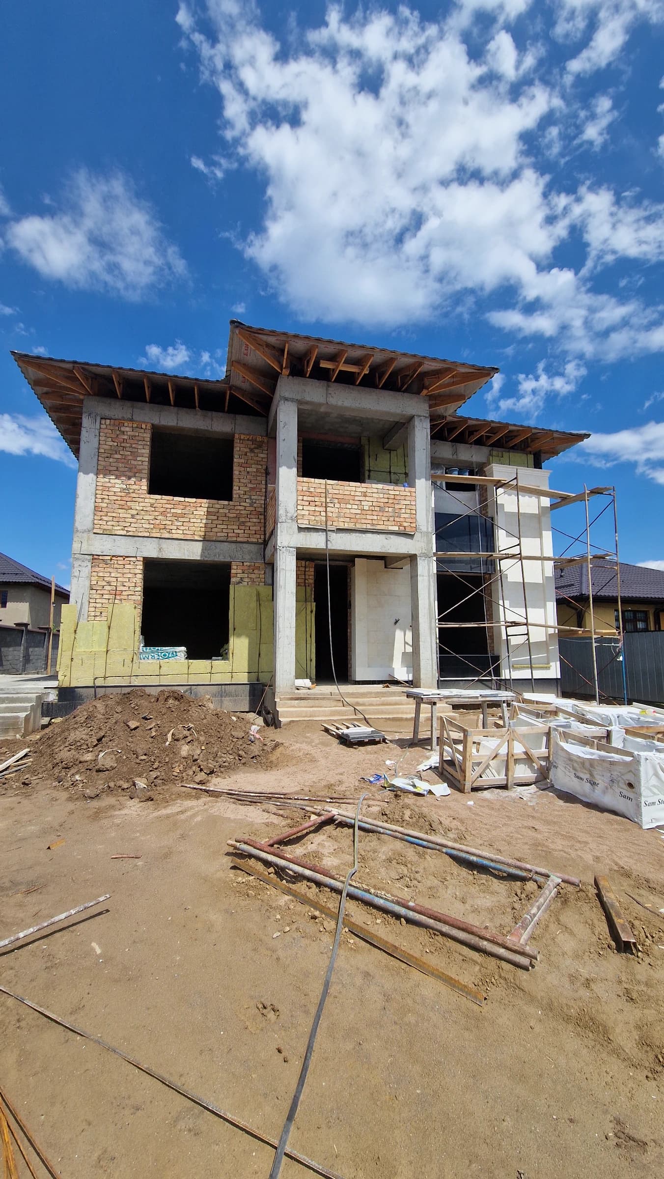 Фасадные и наружные работы на неоклассическом доме Bereke Group в Алматы