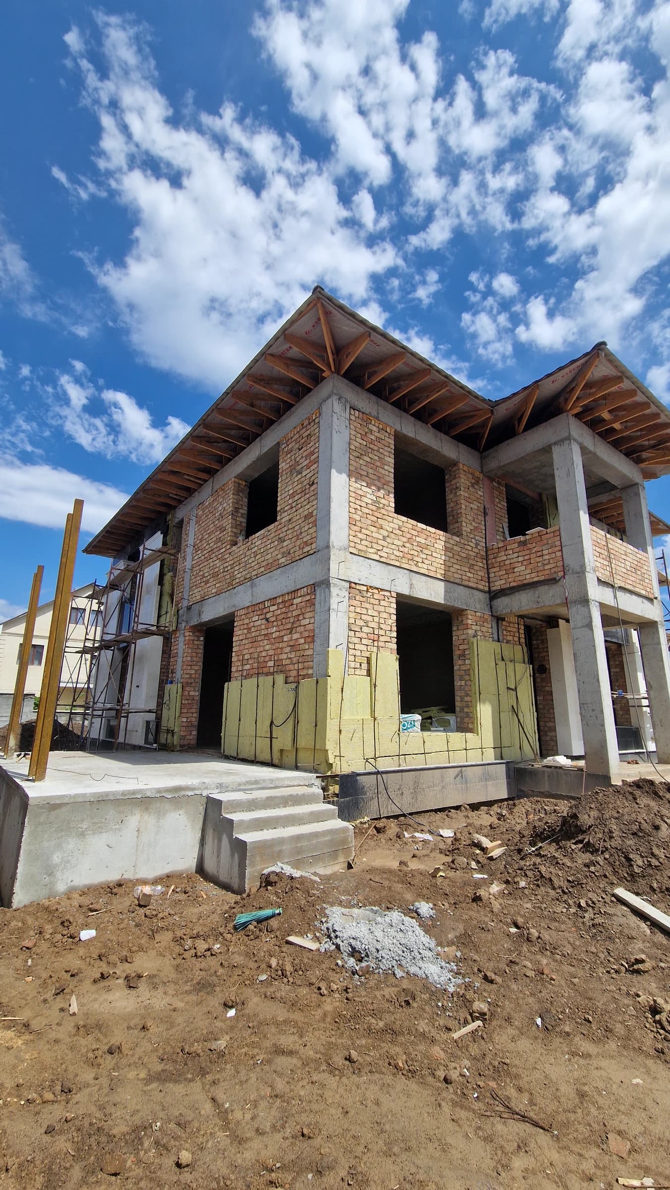 Ход строительства неоклассического дома Bereke Group с акцентом на наружный контур