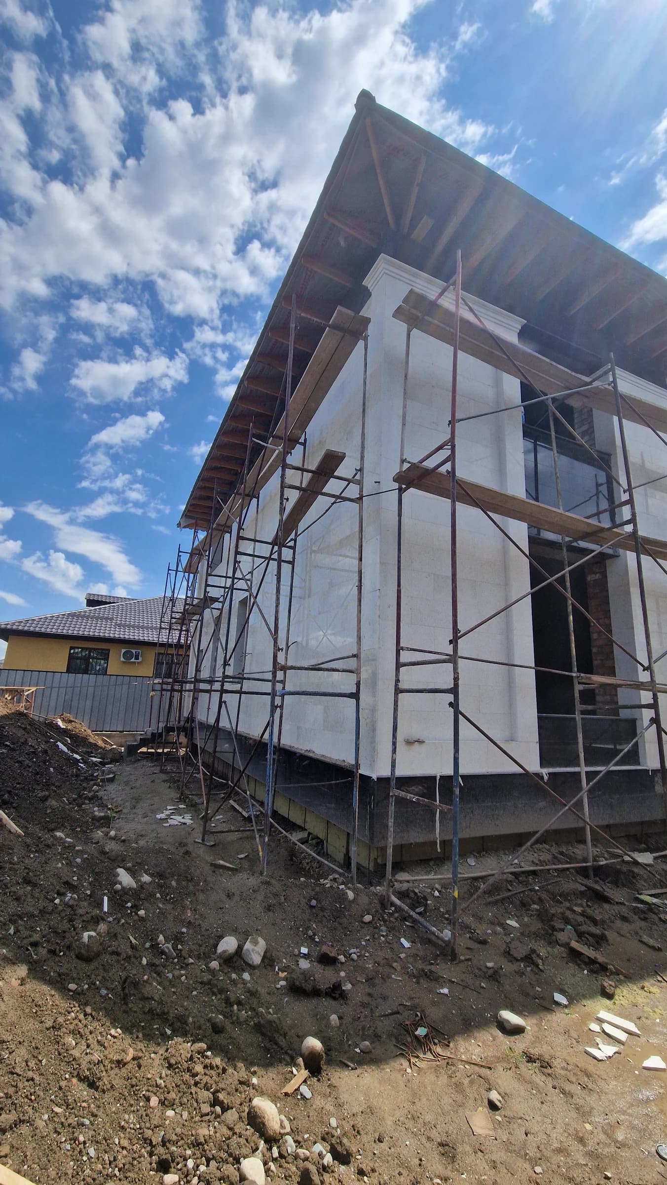 Неоклассический дом Bereke Group на стадии фасадной и наружной сборки