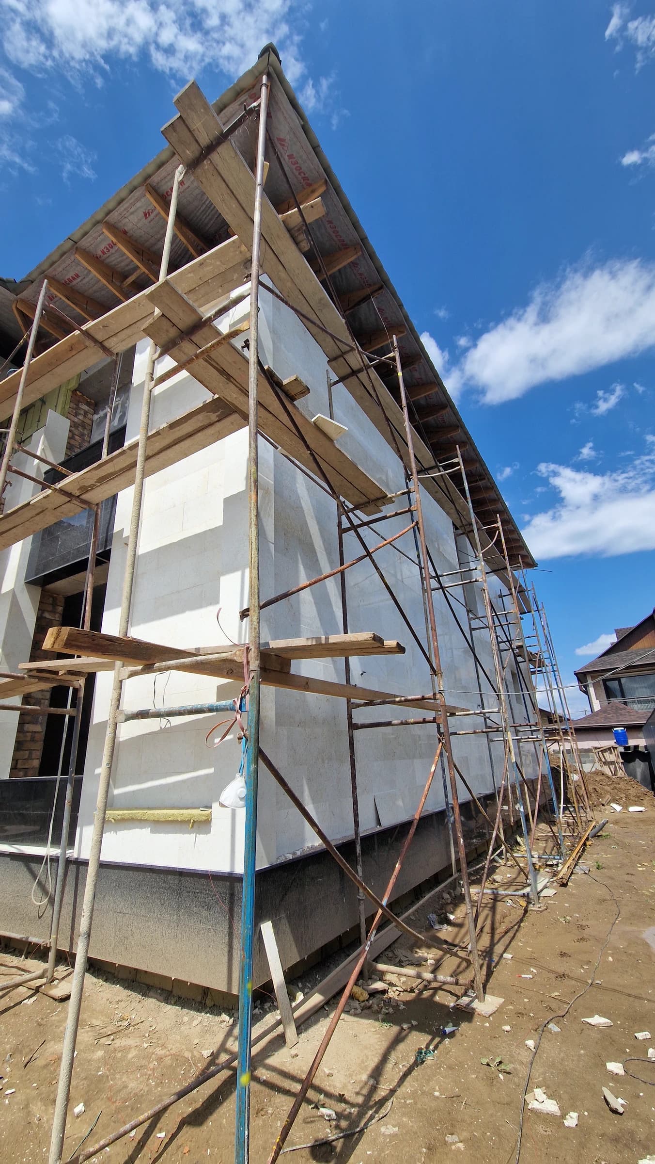 Строительный процесс неоклассического дома Bereke Group перед финальной сборкой