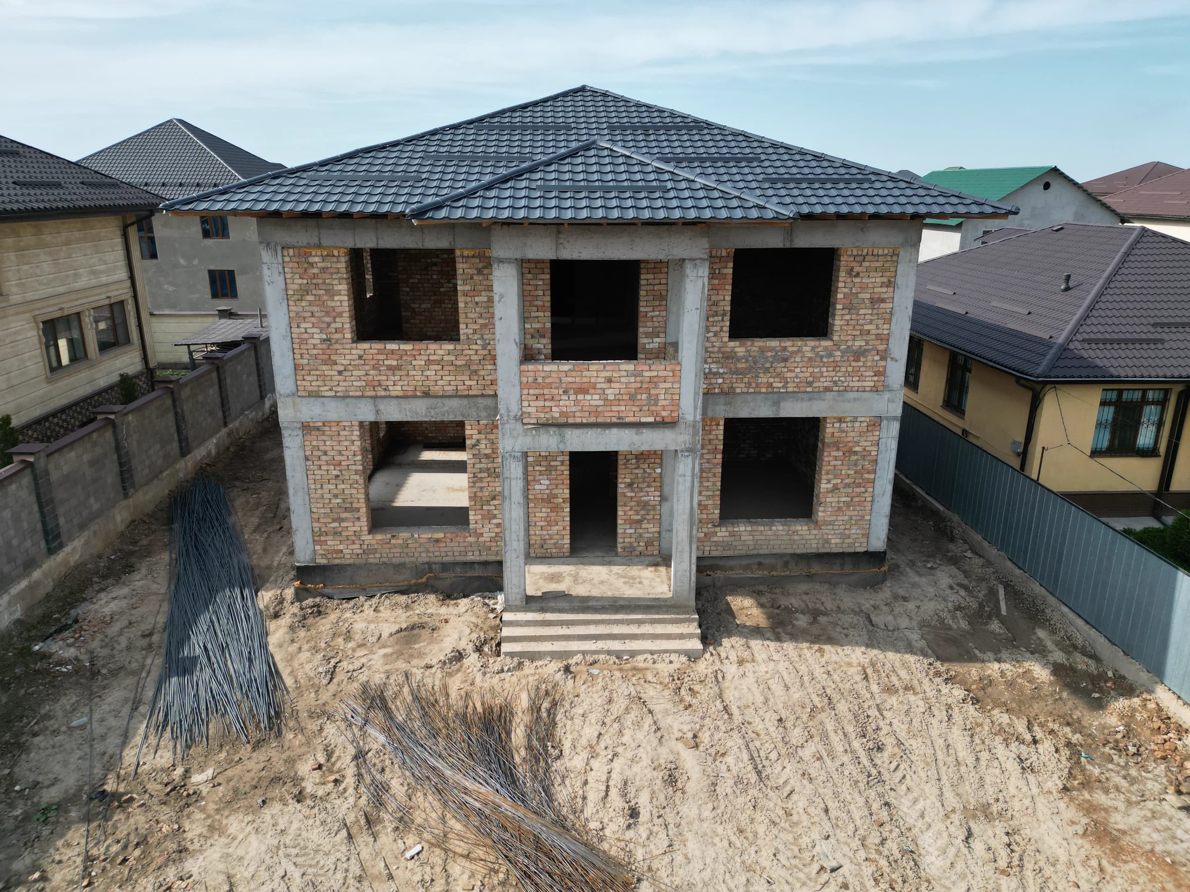 Дрон-кадр строительного процесса неоклассического дома Bereke Group в Алматы