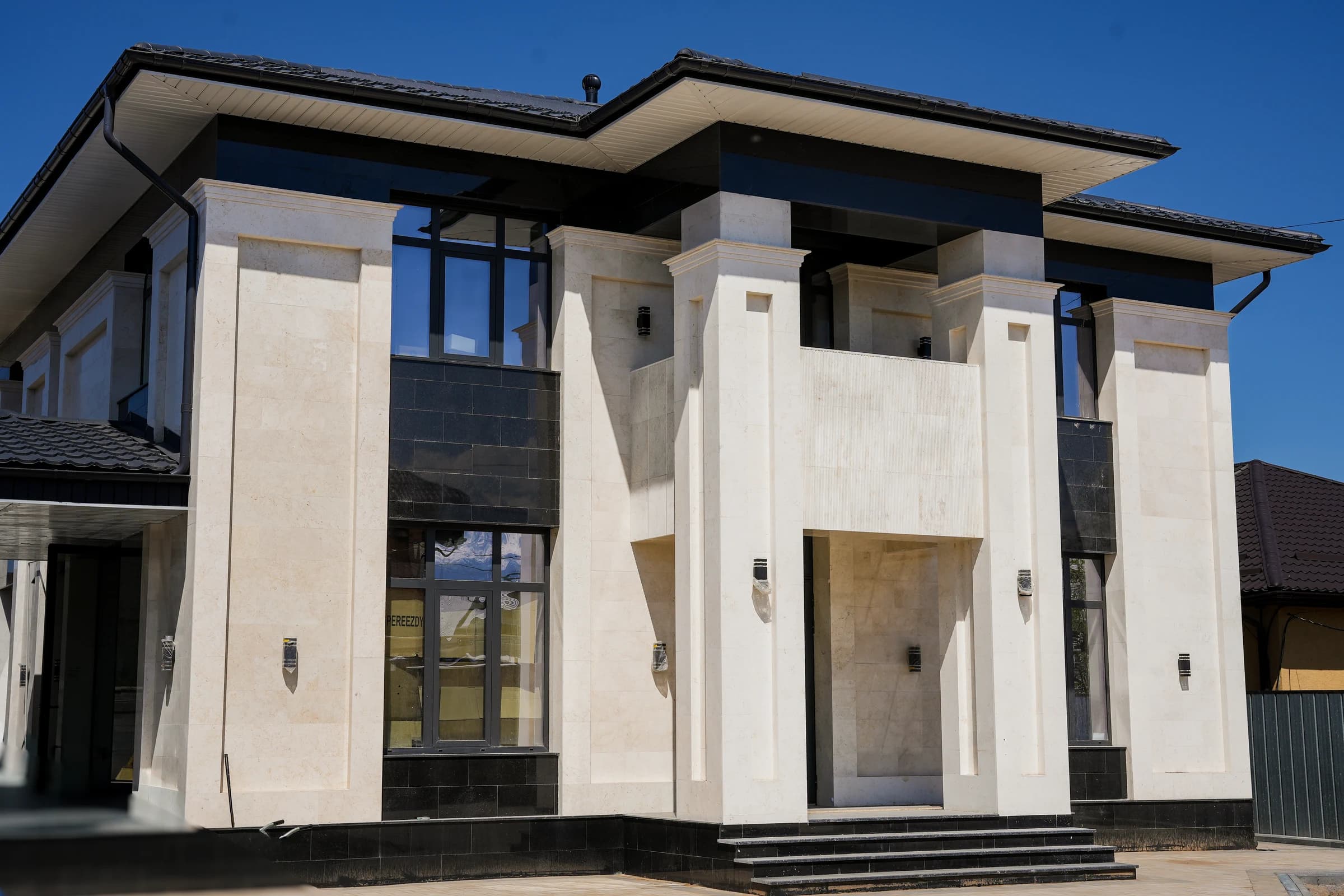 Угловой ракурс реализованного неоклассического дома Bereke Group