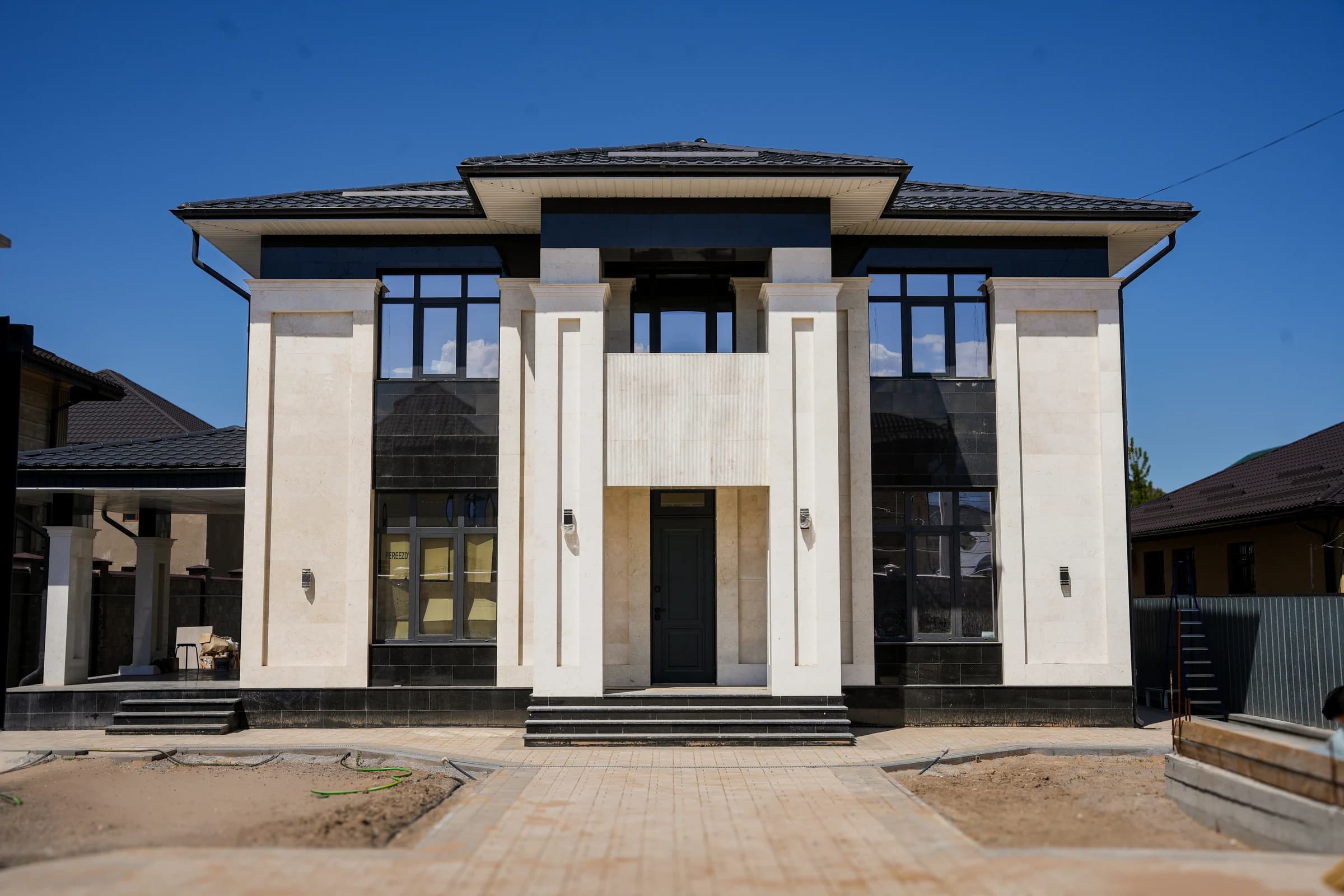 Общий ракурс реализованного неоклассического дома Bereke Group