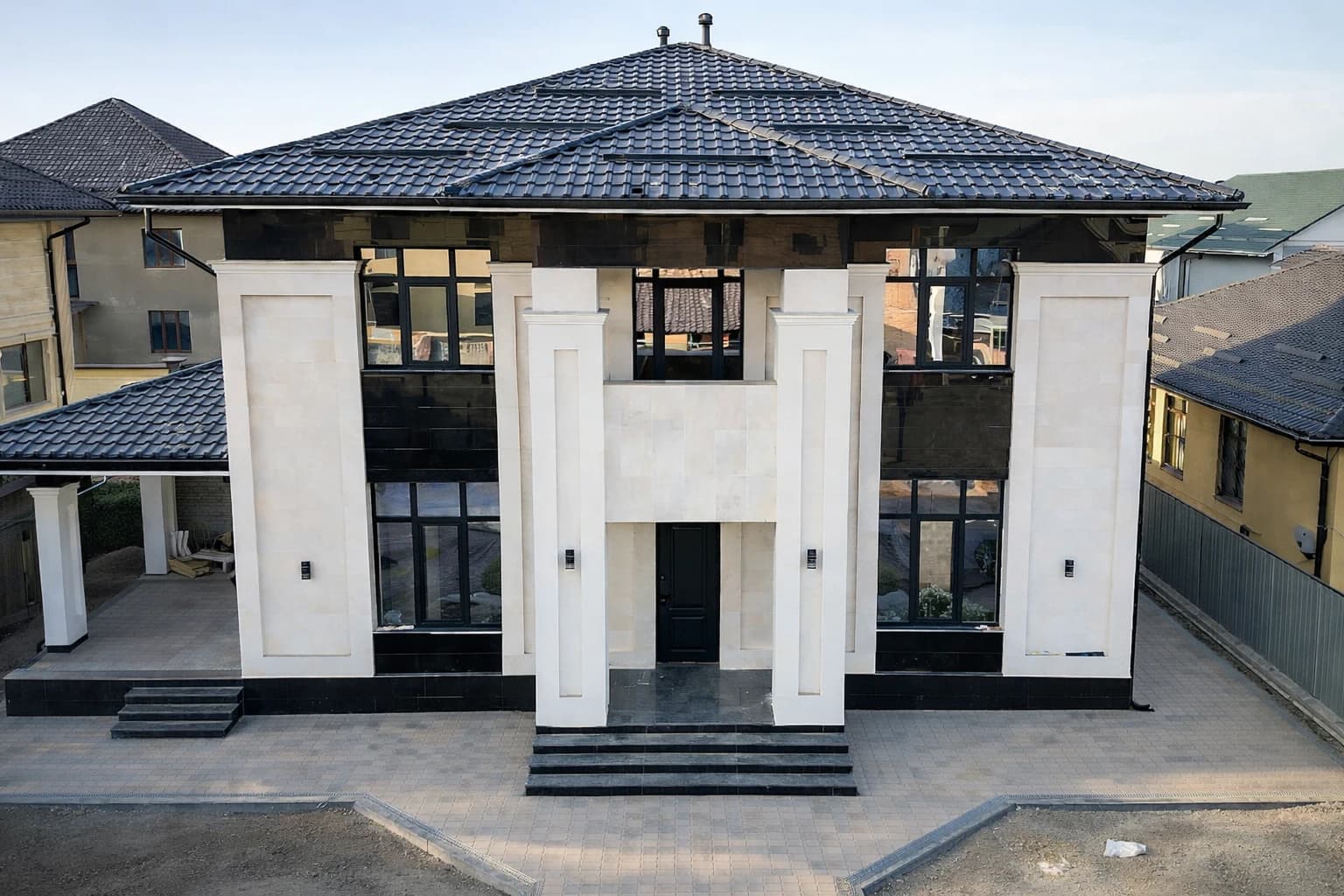 Портретный ракурс входной группы неоклассического дома Bereke Group