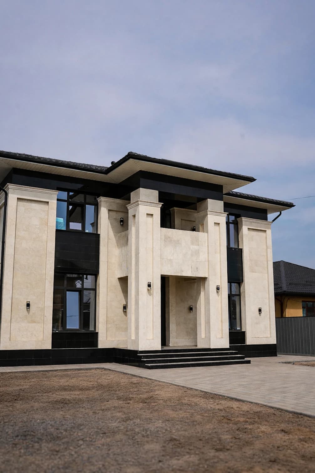 Фронтальный ракурс реализованного неоклассического дома Bereke Group