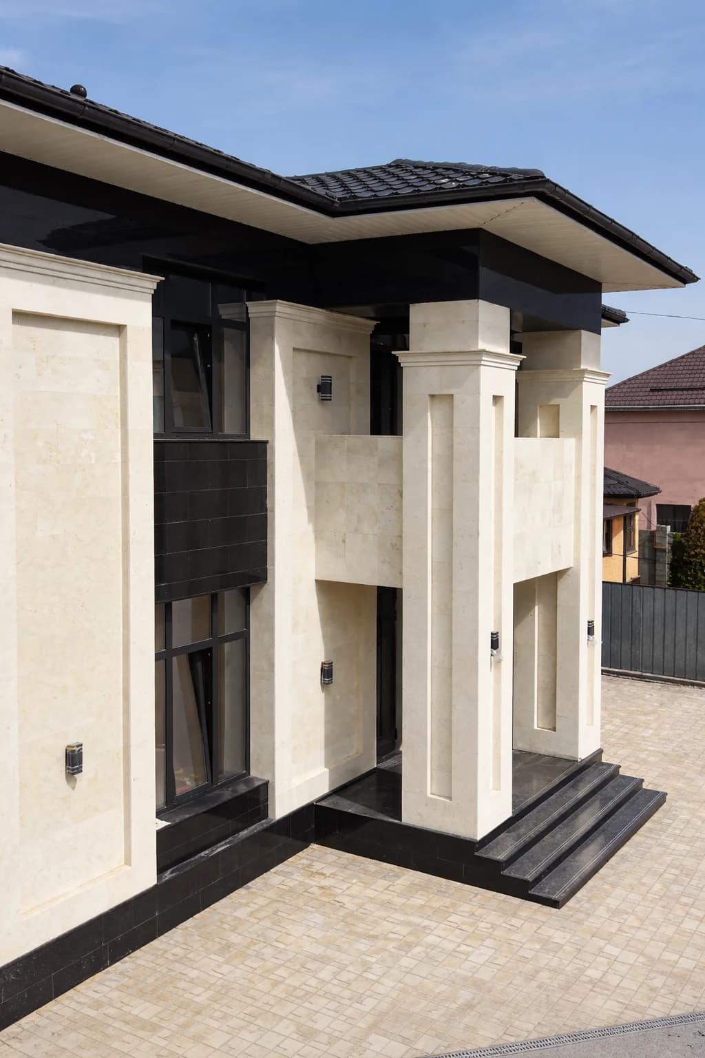 Реализованный неоклассический дом Bereke Group, вертикальный фасадный ракурс