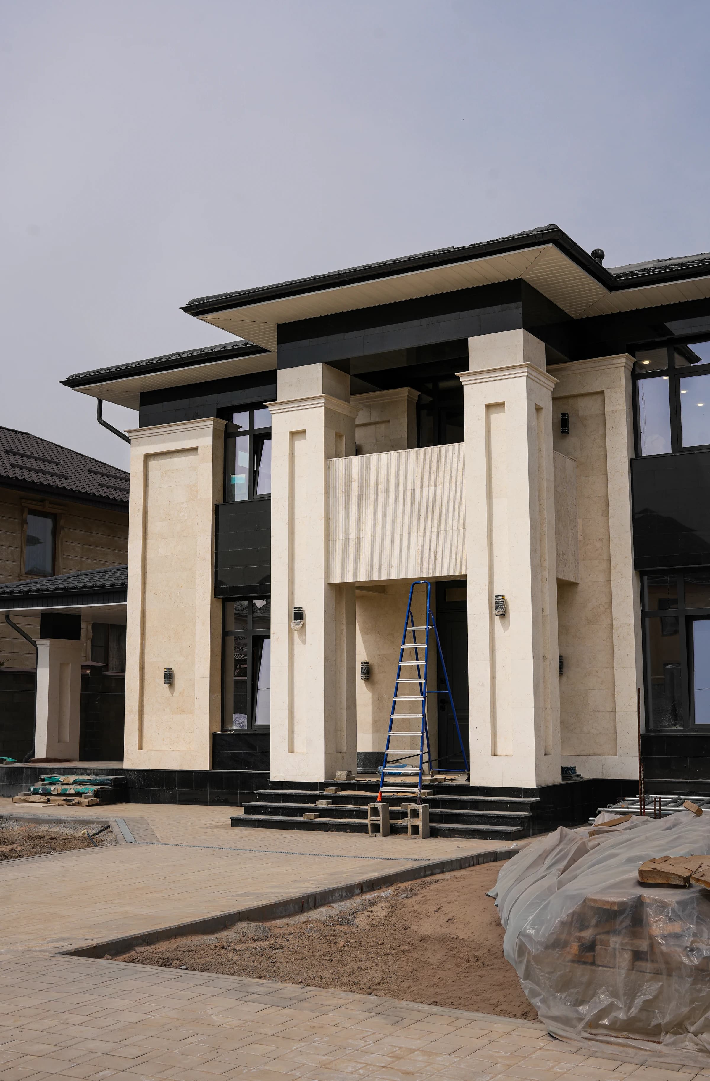 Портретный общий ракурс реализованного неоклассического дома Bereke Group