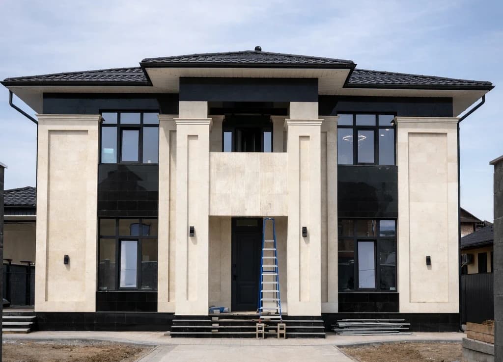 Боковой ракурс неоклассического дома Bereke Group после завершения строительства
