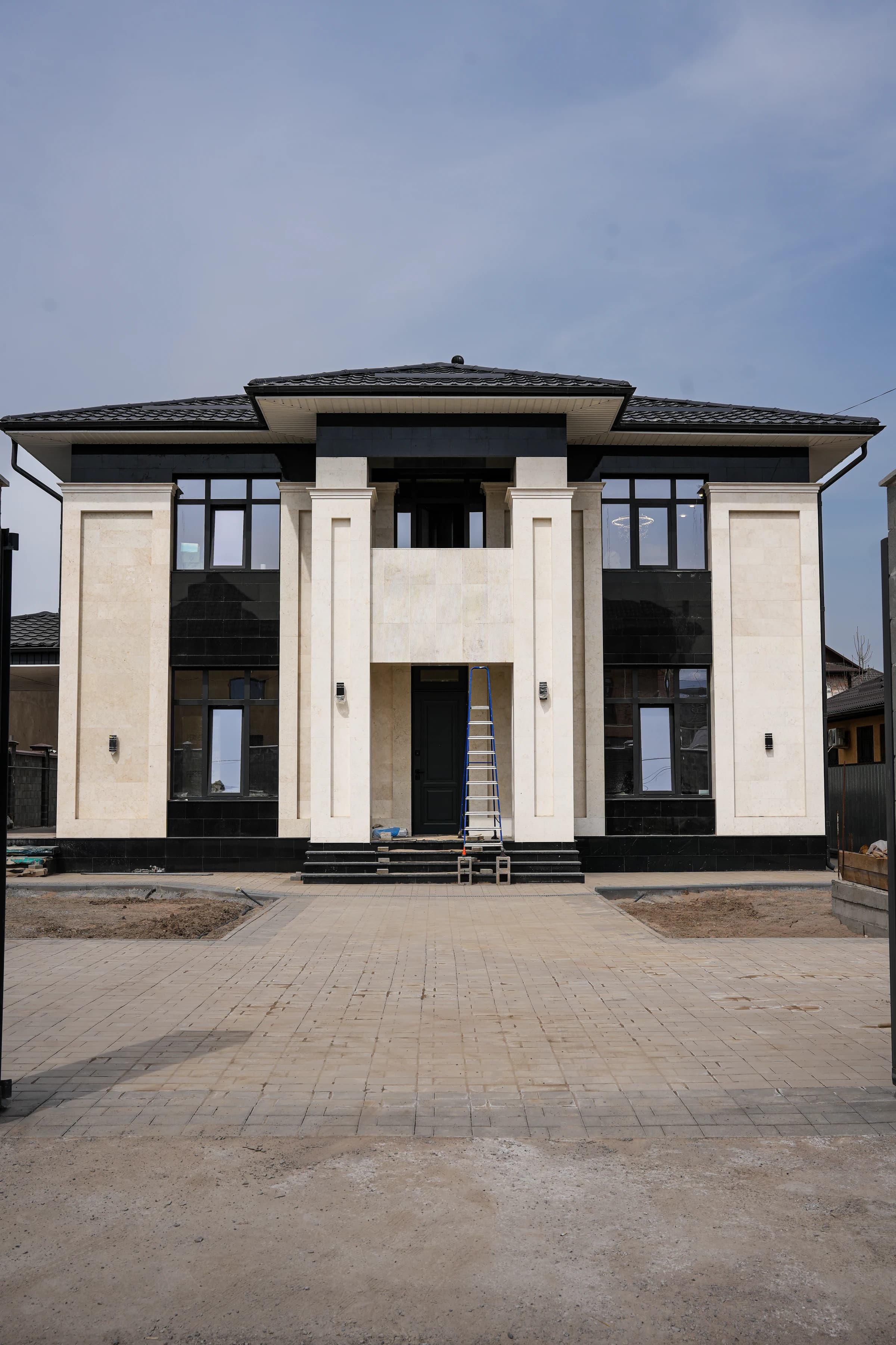 Портретный фасадный ракурс неоклассического дома Bereke Group