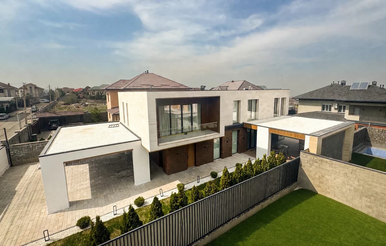 Двухэтажный современный дом Bereke Group